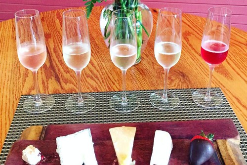 Amista Vineyards Sparkling Wine and Cheese Pairing